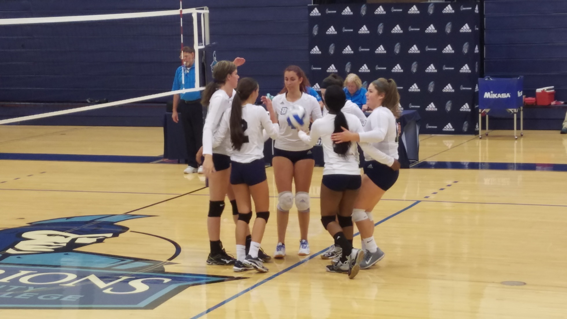Women's Volleyball: Drop 3 sets to Falcons